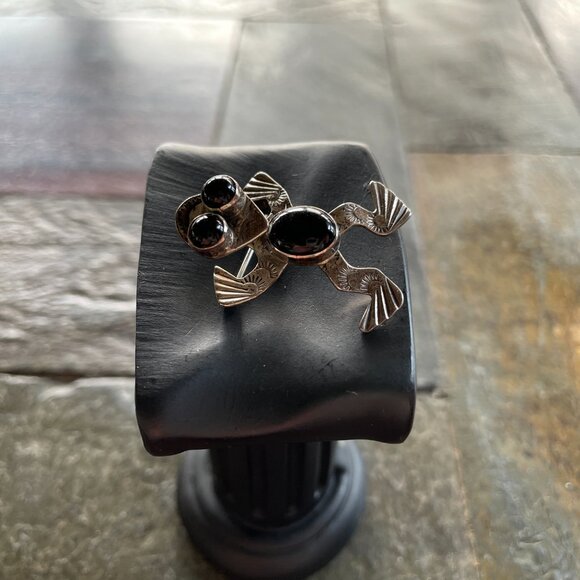Vintage Native American Sterling Silver Dancing Frog Brooch Southwestern Pin - Picture 4 of 7